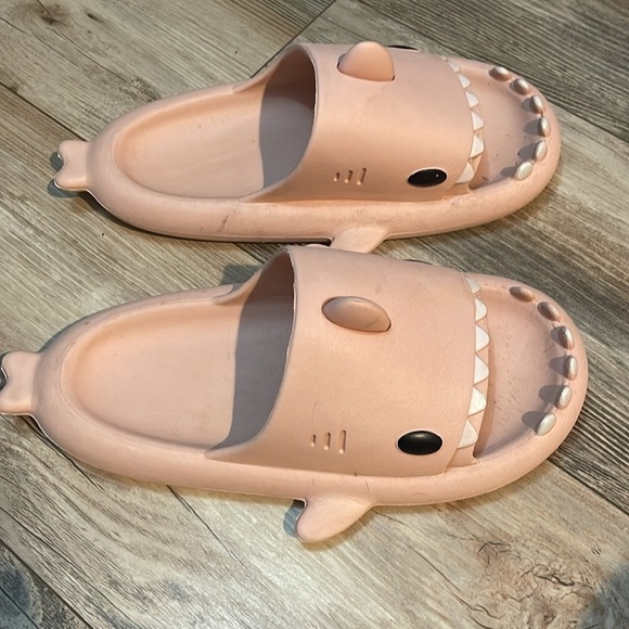Crayon Friends Pink Shark Foam Slides Size 36-37 Fits Like Women’s Size 7 Funny - Picture 2 of 4